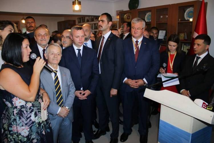Президент на зустрічі з українською та кримськотатарською громадами Туреччини: Кожен з вас є важливим для України