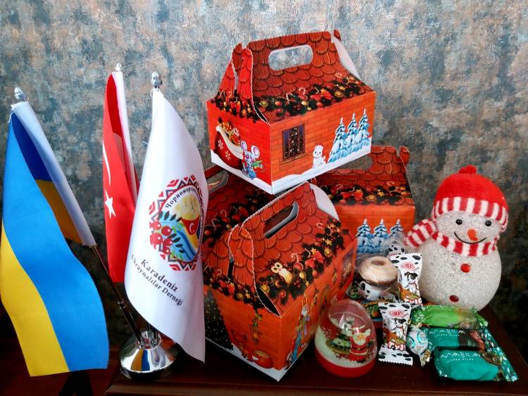 Святий Миколай та "Чорноморська асоціація українців" дарують подарунки дітям